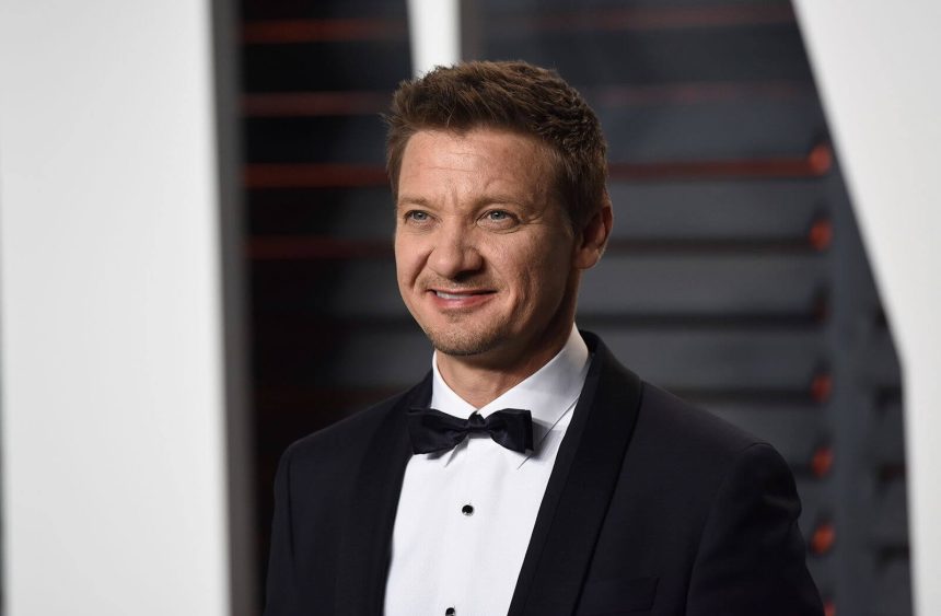 Jeremy Renner képviselője közleményt adott ki: a műtét után intenzív osztályon tartják a színészt 11 Jeremy Renner