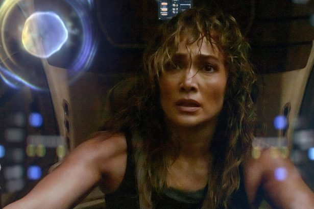 A Netflix bemutatta a Jennifer Lopez főszereplésével készült Atlas akciódús előzetesét 18 Atlas
