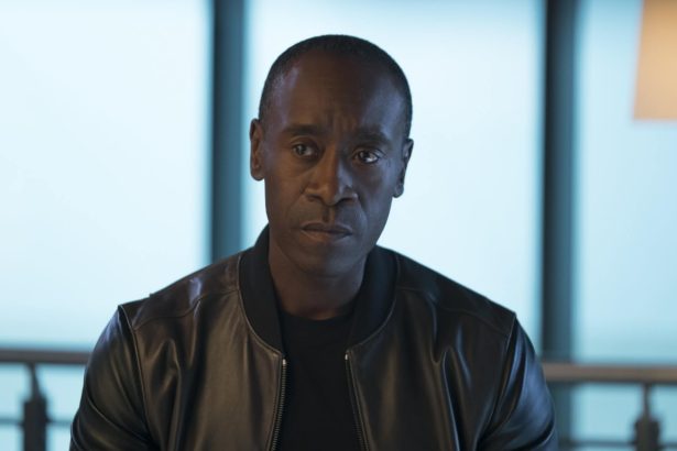 Don Cheadle mindössze két órát kapott a Marveltől, hogy eldöntse, Hadigépként csatlakozik-e az MCU-hoz 18 Hadigép