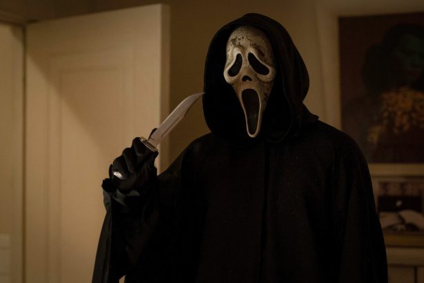 A Sikoly VI. tévészpotjában a Ghostface ijesztgeti főhőseinket 12 Scream VI