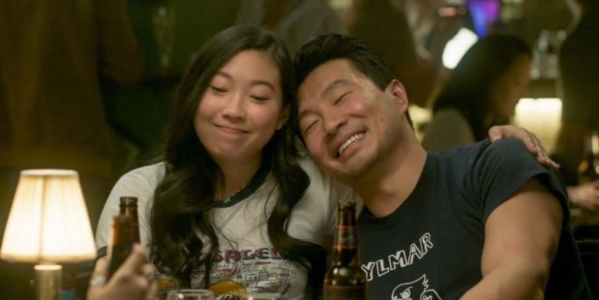 A rendező elárulta, hogy Shang-Chi és Katy kapcsolata miért maradt plátói a film végére 11 Shang-Chi és a Tíz Gyűrű legendája