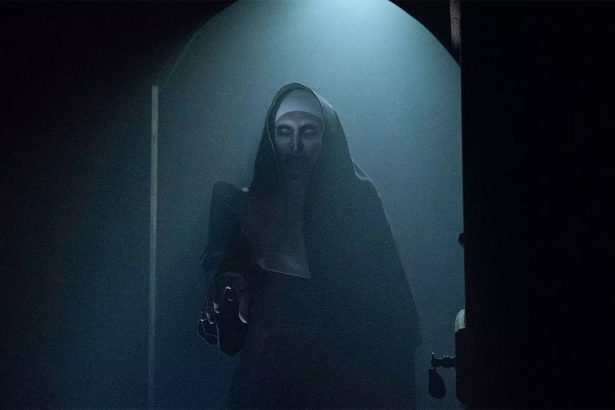 Az apáca színésznője beperelte a stúdiót, amiért a Warner Bros. eltitkolja, mennyit kerestek a képmásával 20 Az apáca 2.