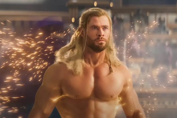 Thor meztelenkedős jelenetének valódi okáról beszélt Taika Waititi a Thor: Szerelem és mennydörgésben 30 Thor: Szerelem és mennydörgés