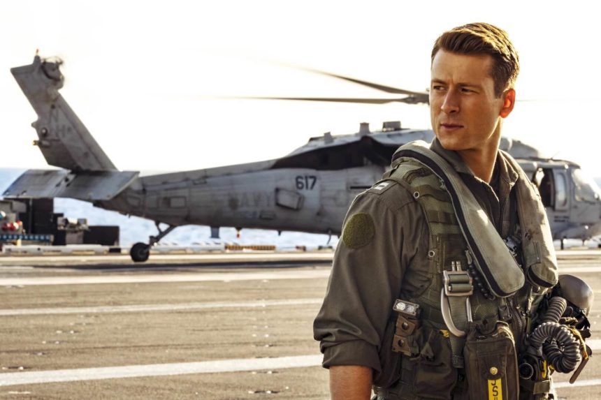 Glen Powell szerint az anyja „soha nem engedné”, hogy átvegye Tom Cruise helyét a Mission: Impossible-franchise-ban 11 Top Gun: Maverick