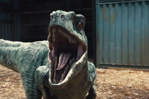 Chris Pratt motoron menekül a Jurassic World: Világuralom új, sokkal halálosabb raptora elől 16 Jurassic World