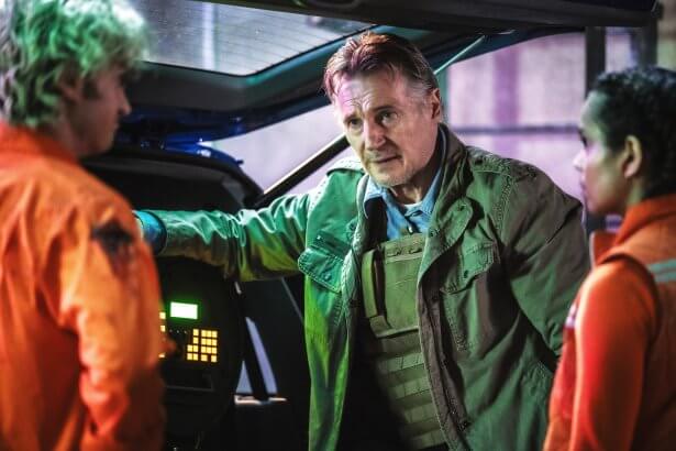 Liam Neeson zombikkal harcol és káromkodik a Dermesztő kór véres előzetesében 14 Cold Storage