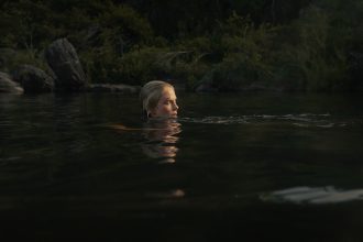 Halálos hajsza az ausztrál vadonban: Charlize Theron mezítláb menekül Taron Egerton elől a Csúcsragadozó előzetesében 28 Apex