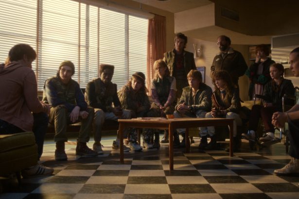 Rejtett pillantások és fájdalmas felismerések: a Stranger Things készítői elárulták az igazságot Mike reakciójáról 26 Stranger Things