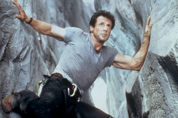 Kiderült, miért cserélték le Sylvester Stallonét Pierce Brosnanre a Függő játszma rebootjában 12 Függő játszma