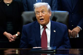 Donald Trump a vörös szőnyegen üzent a Netflix-vezérnek: „Fantasztikus ember, de ez az üzlet problémás lehet” 26 Donald Trump