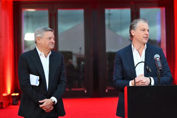 Ígérget a Netflix: 45 napos mozis ablakot kaphatnak a Warner Bros. filmjei 24 Netflix Greg Peters Ted Sarandos