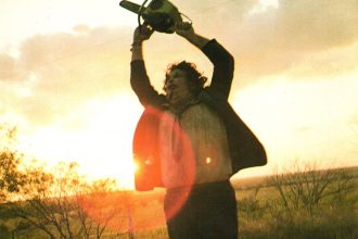 Az A24 megszerezte a jogokat, új film és sorozat készül A texasi láncfűrészes mészárlás alapján - Glen Powell is nevét adja 25 A texasi láncfűrészes mészárlás