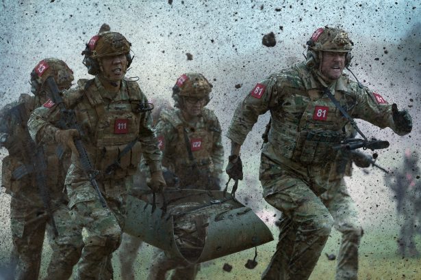 War Machine: Alan Ritchson még Reacheren is túltesz a Netflix legújabb akciófilmjében 30 War Machine