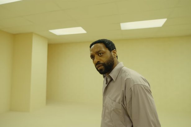 Egyöntetűen le vannak nyűgözve a kritikusok: zseniális lett az A24-féle Backrooms horrorfilm 22 Backrooms