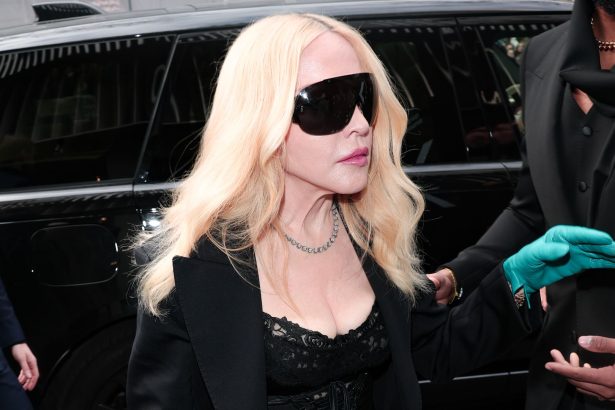 Madonna ellopta a show-t Milánóban: A Popkirálynő megjelent a Dolce & Gabbana bemutatóján 16 Madonna
