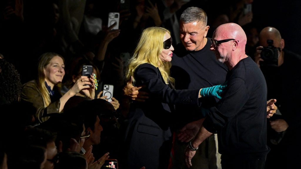 Madonna ellopta a show-t Milánóban: A Popkirálynő megjelent a Dolce & Gabbana bemutatóján 14 Madonna Dolce & Gabbana