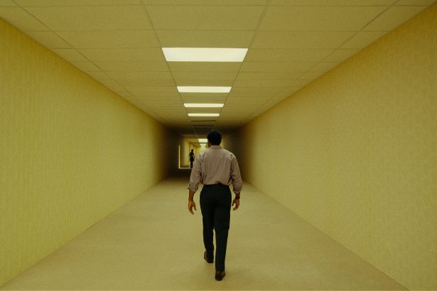 Már az első este kasszasiker lett az A24 új film, a Backrooms - Hátsó szobák: nagyot kaszált a horrorfilm 18 Backrooms