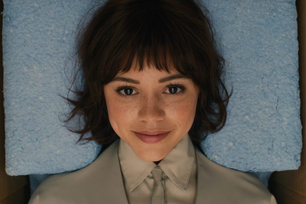 Megérkezett a Klara és a Nap első kedvcsinálója Taika Waititi sci-fi adaptációjához 26 Klara and the Sun