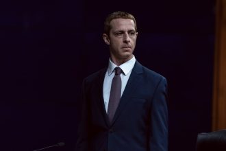 Megérkezett a The Social Reckoning előzetese: Jeremy Strong alakítja Mark Zuckerberget A közösségi háló folytatásában 21 The Social Reckoning